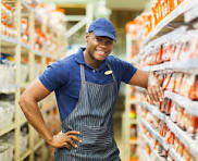 Homem com avental em supermercado